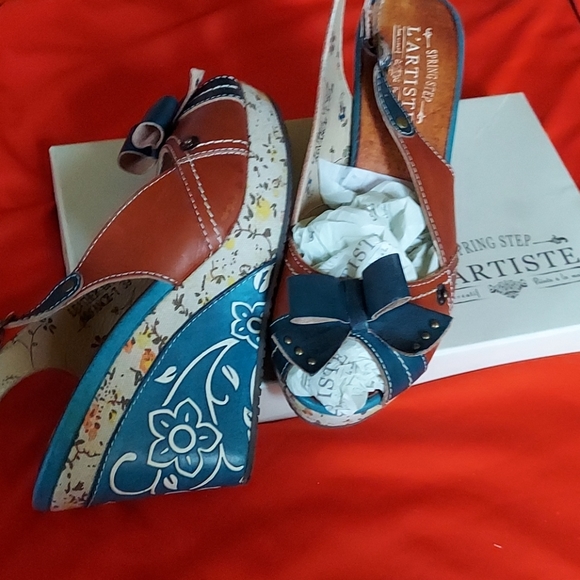 L'ATISTE Shoes - L'ARTISTE Spring Step beautiful wedge heels